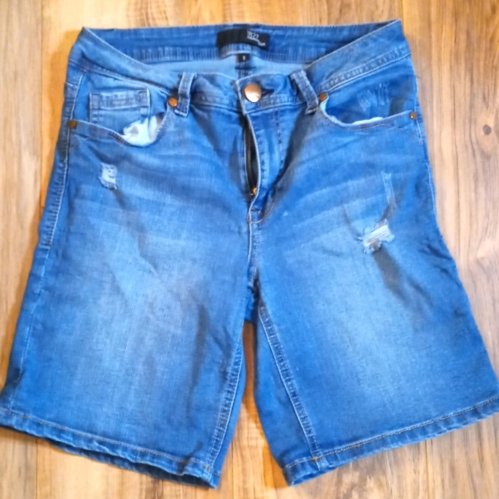 1822 Denim shorts. Size: 8